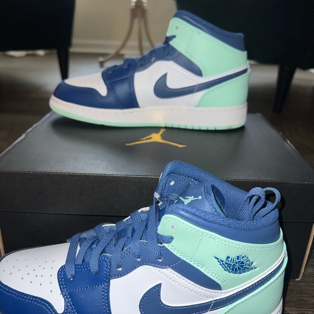 AIR JORDAN 1 MID GS Never before worn